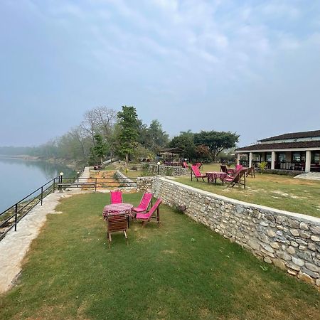 Chitwan Riverside Resort โซราฮา ภายนอก รูปภาพ