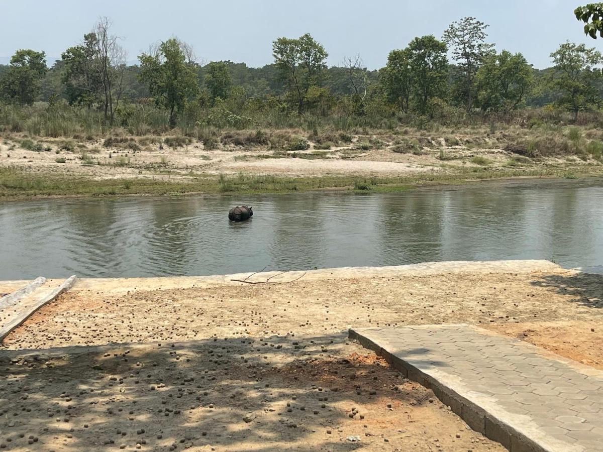 Chitwan Riverside Resort โซราฮา ภายนอก รูปภาพ