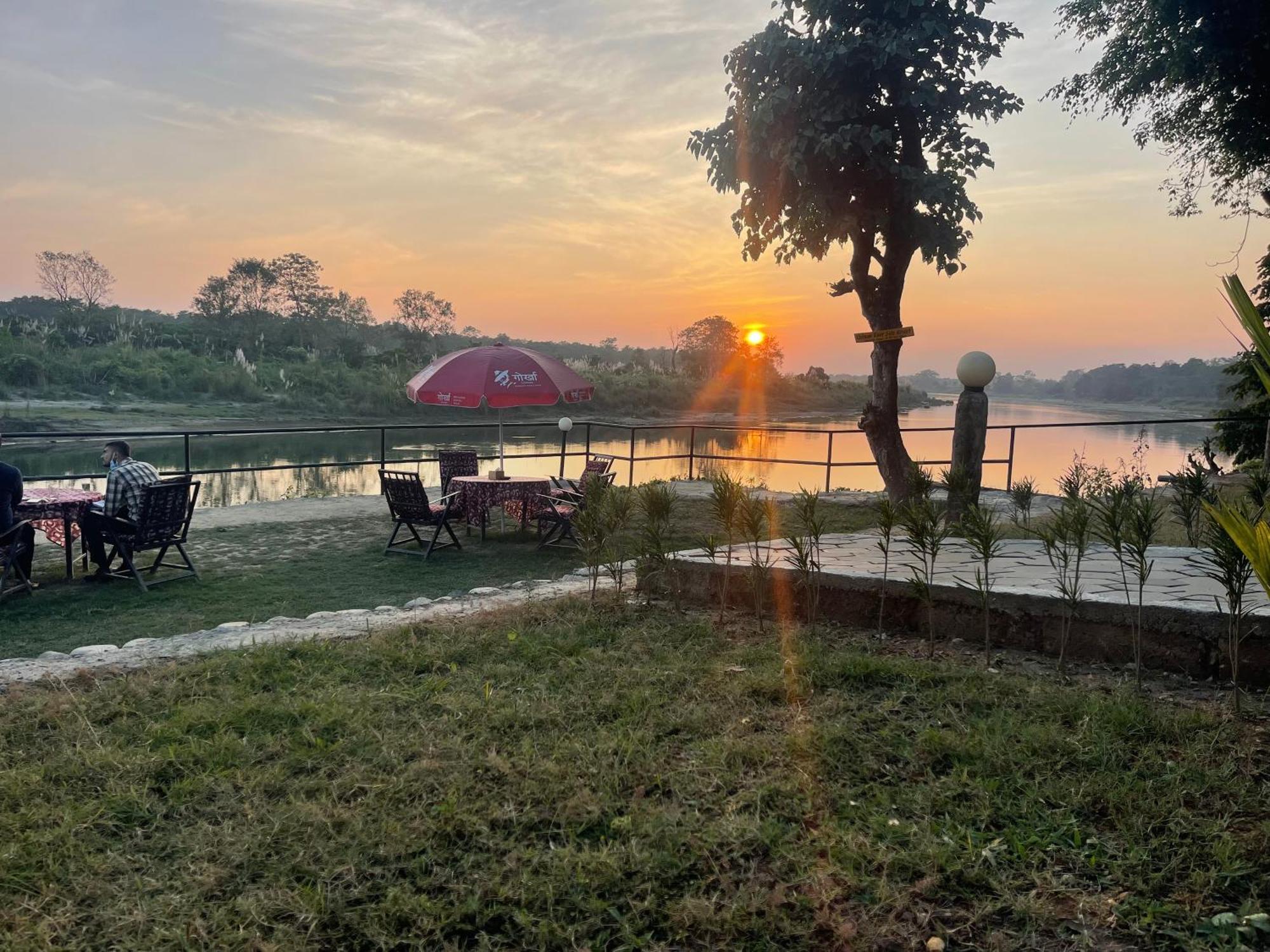 Chitwan Riverside Resort โซราฮา ภายนอก รูปภาพ