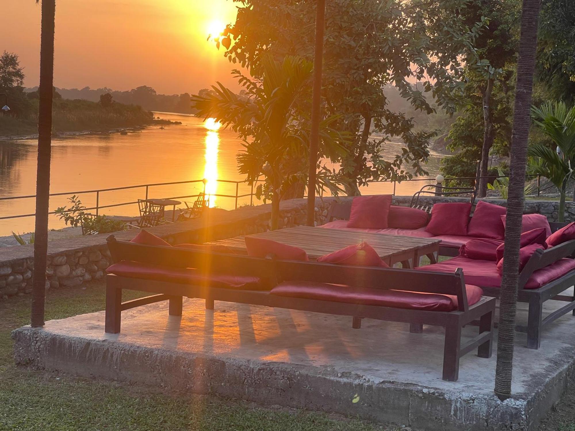 Chitwan Riverside Resort โซราฮา ภายนอก รูปภาพ