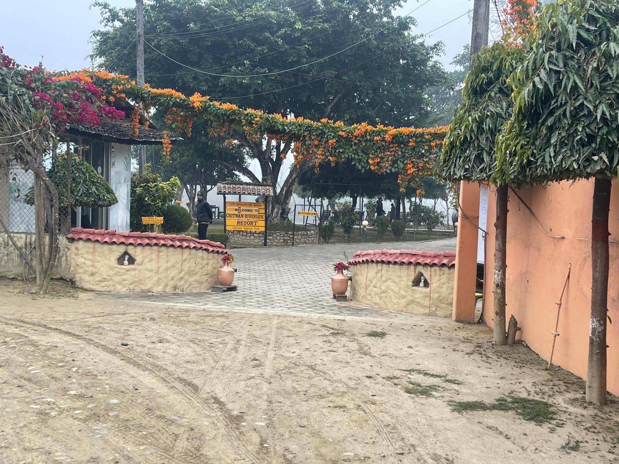 Chitwan Riverside Resort โซราฮา ภายนอก รูปภาพ