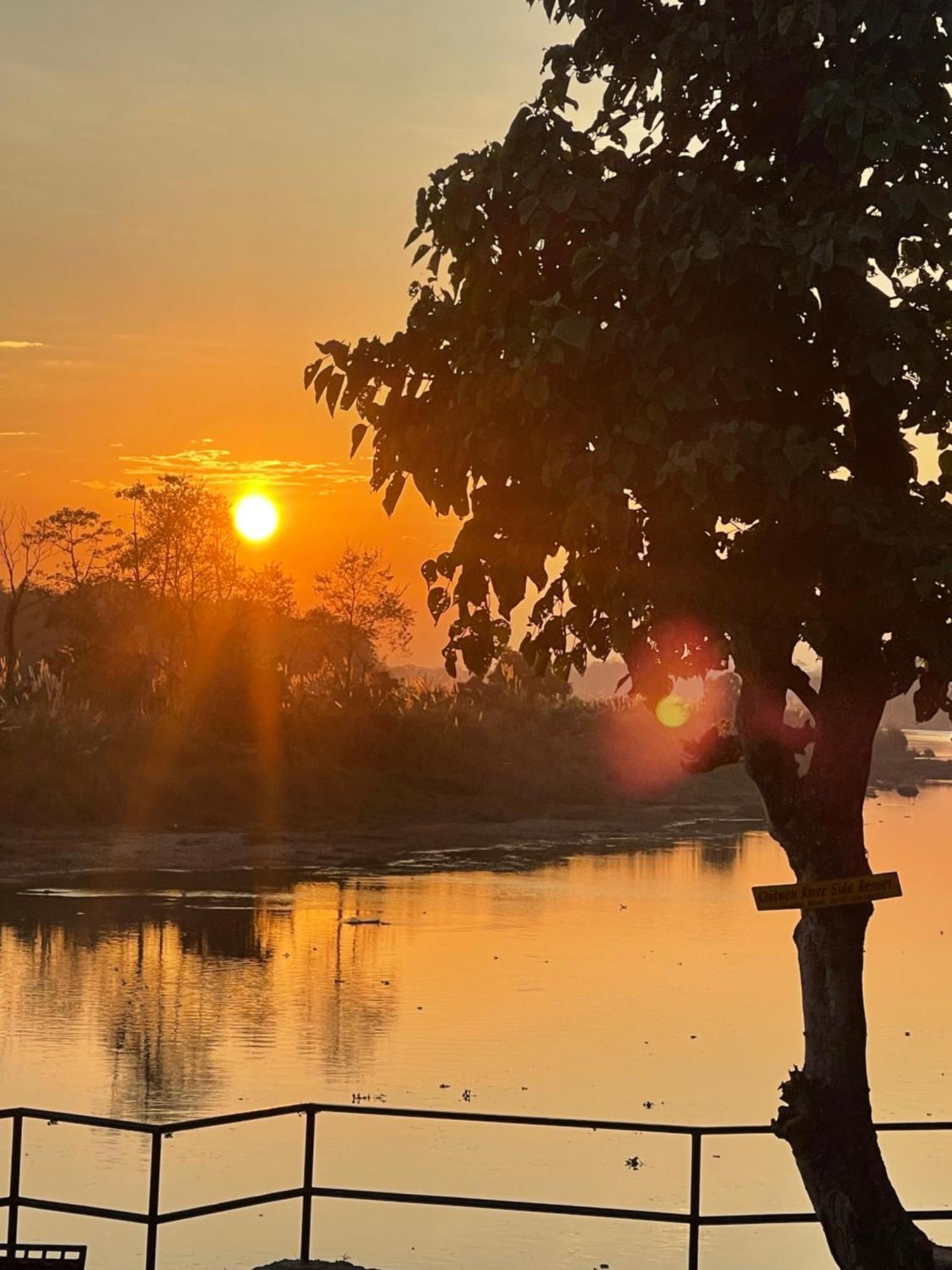 Chitwan Riverside Resort โซราฮา ภายนอก รูปภาพ