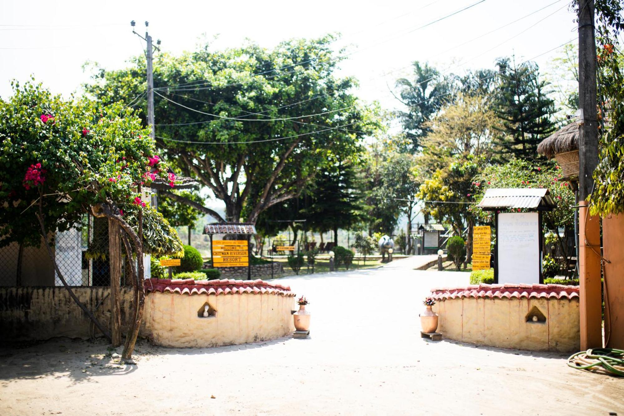 Chitwan Riverside Resort โซราฮา ภายนอก รูปภาพ
