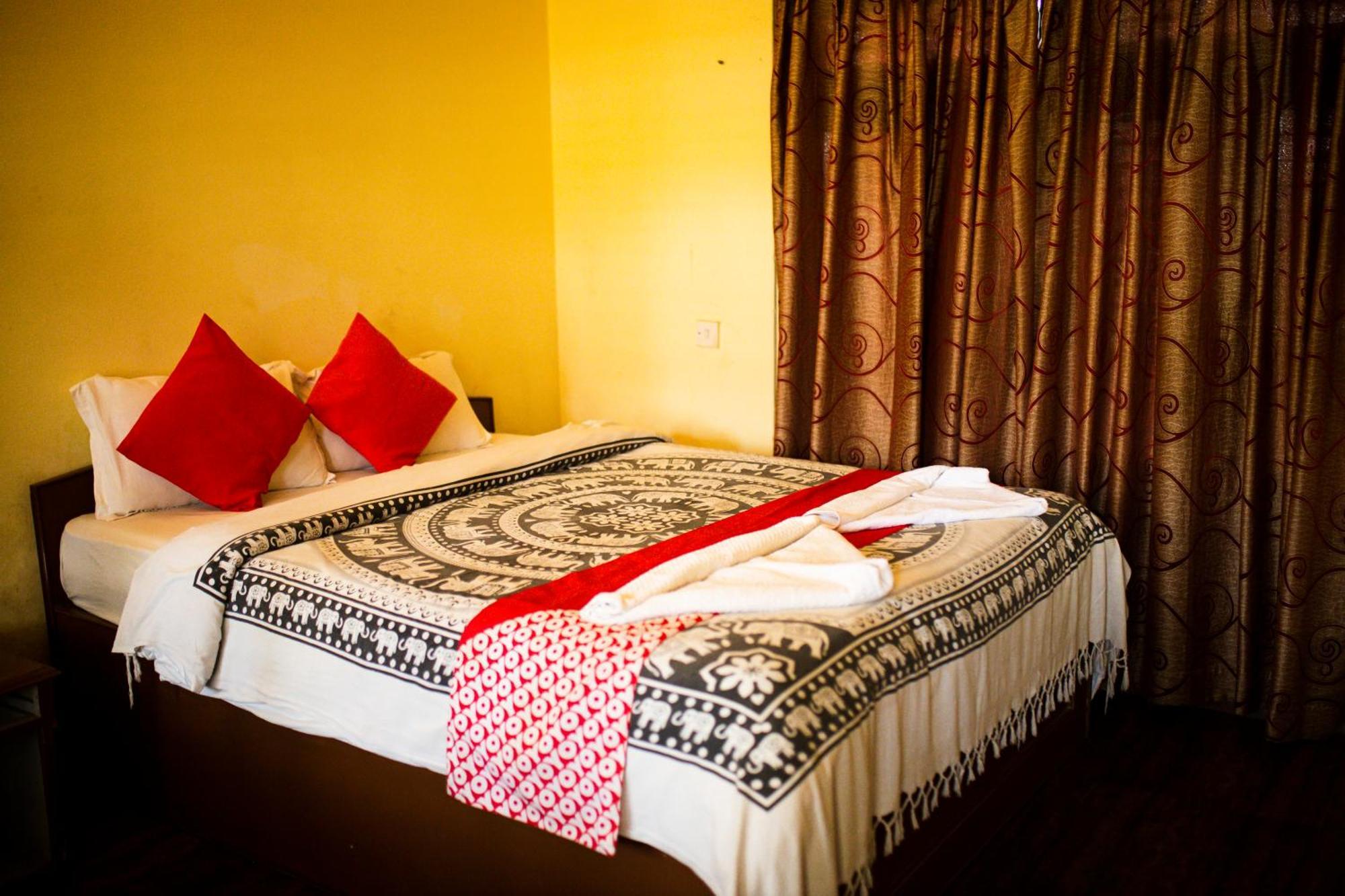 Chitwan Riverside Resort โซราฮา ภายนอก รูปภาพ
