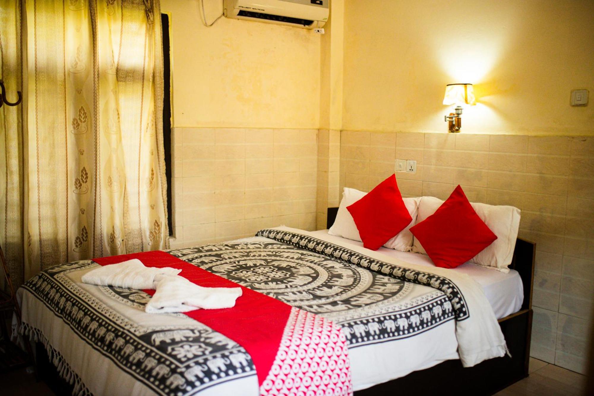 Chitwan Riverside Resort โซราฮา ภายนอก รูปภาพ