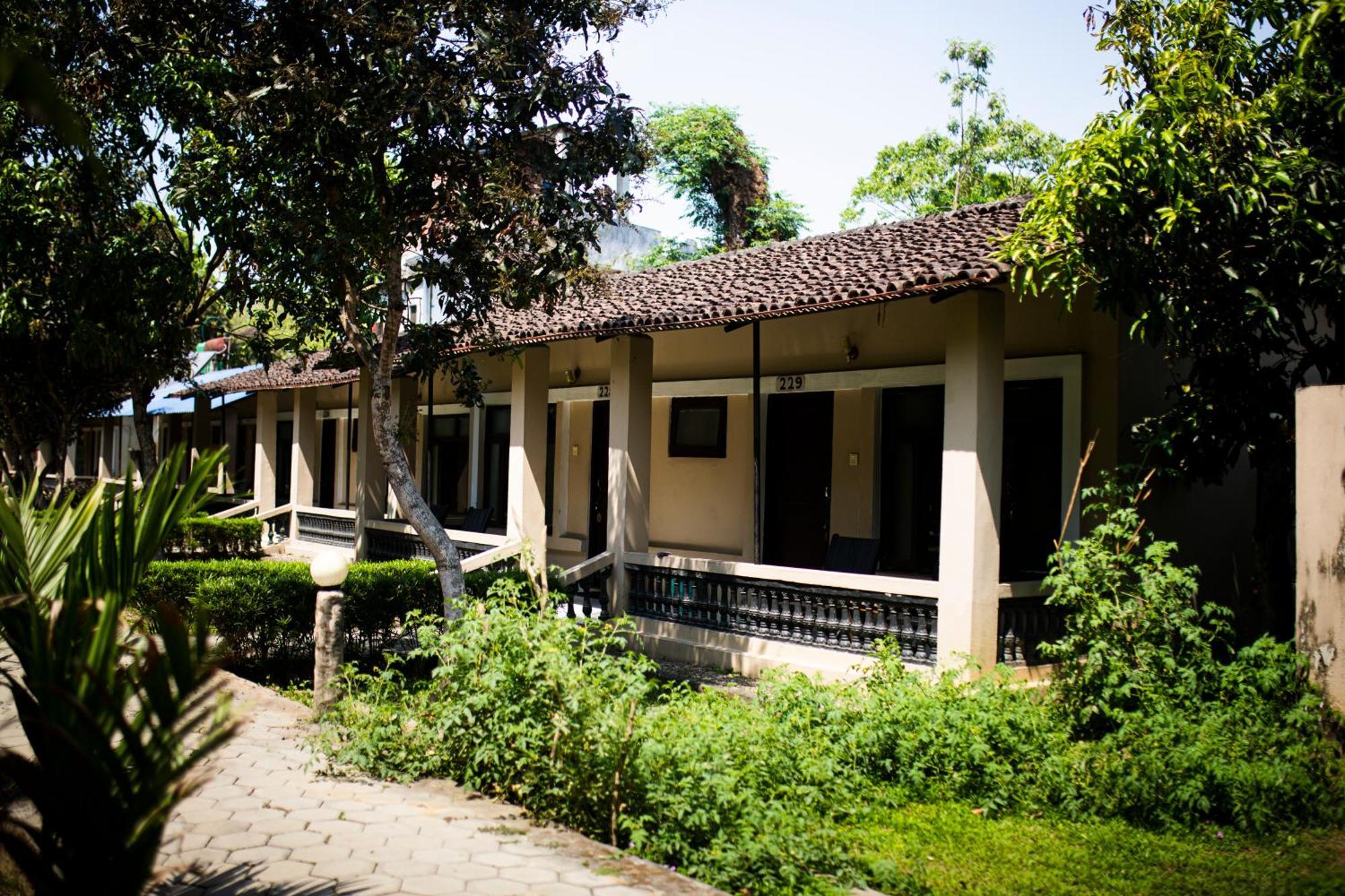 Chitwan Riverside Resort โซราฮา ภายนอก รูปภาพ