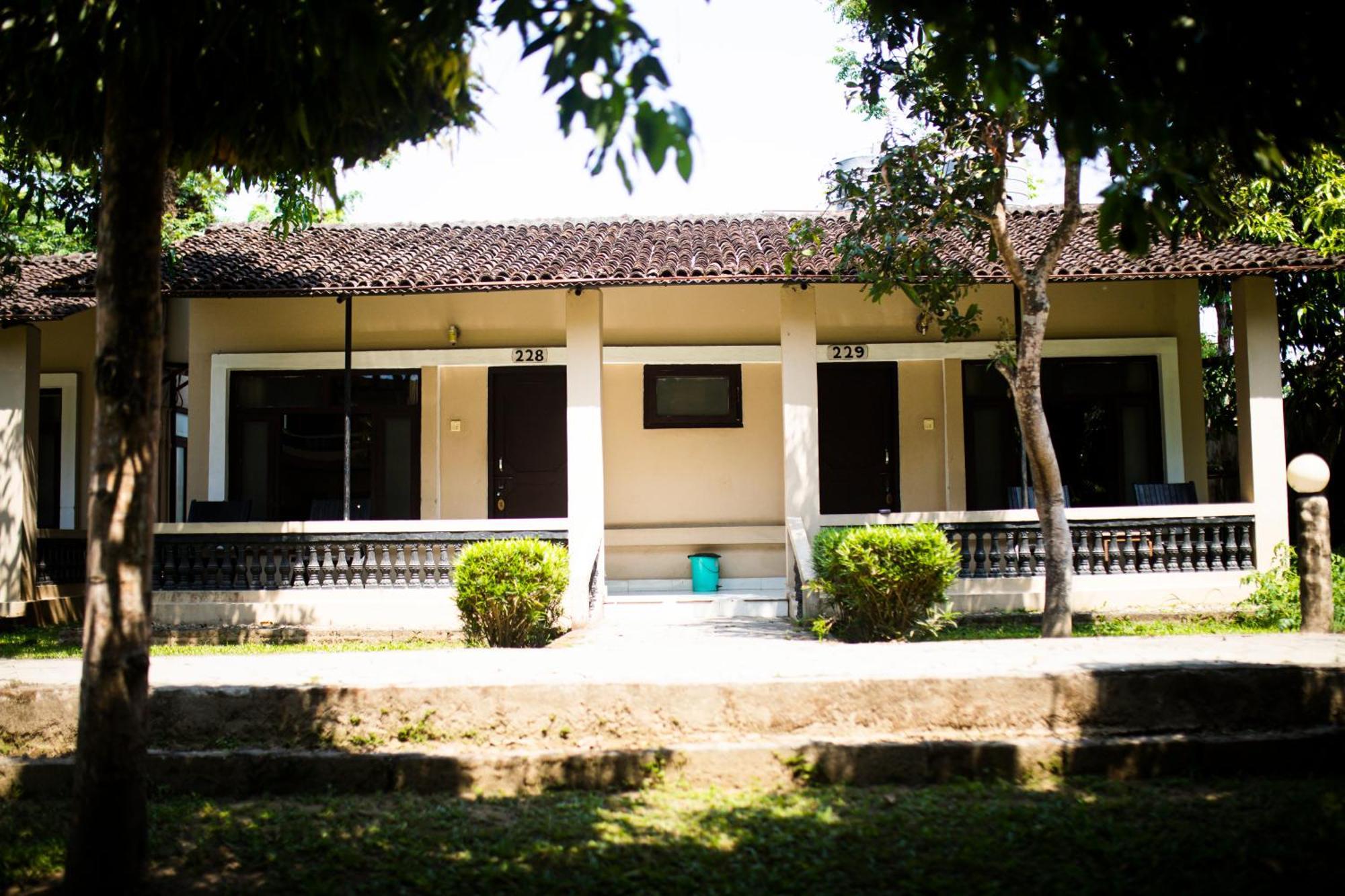 Chitwan Riverside Resort โซราฮา ภายนอก รูปภาพ