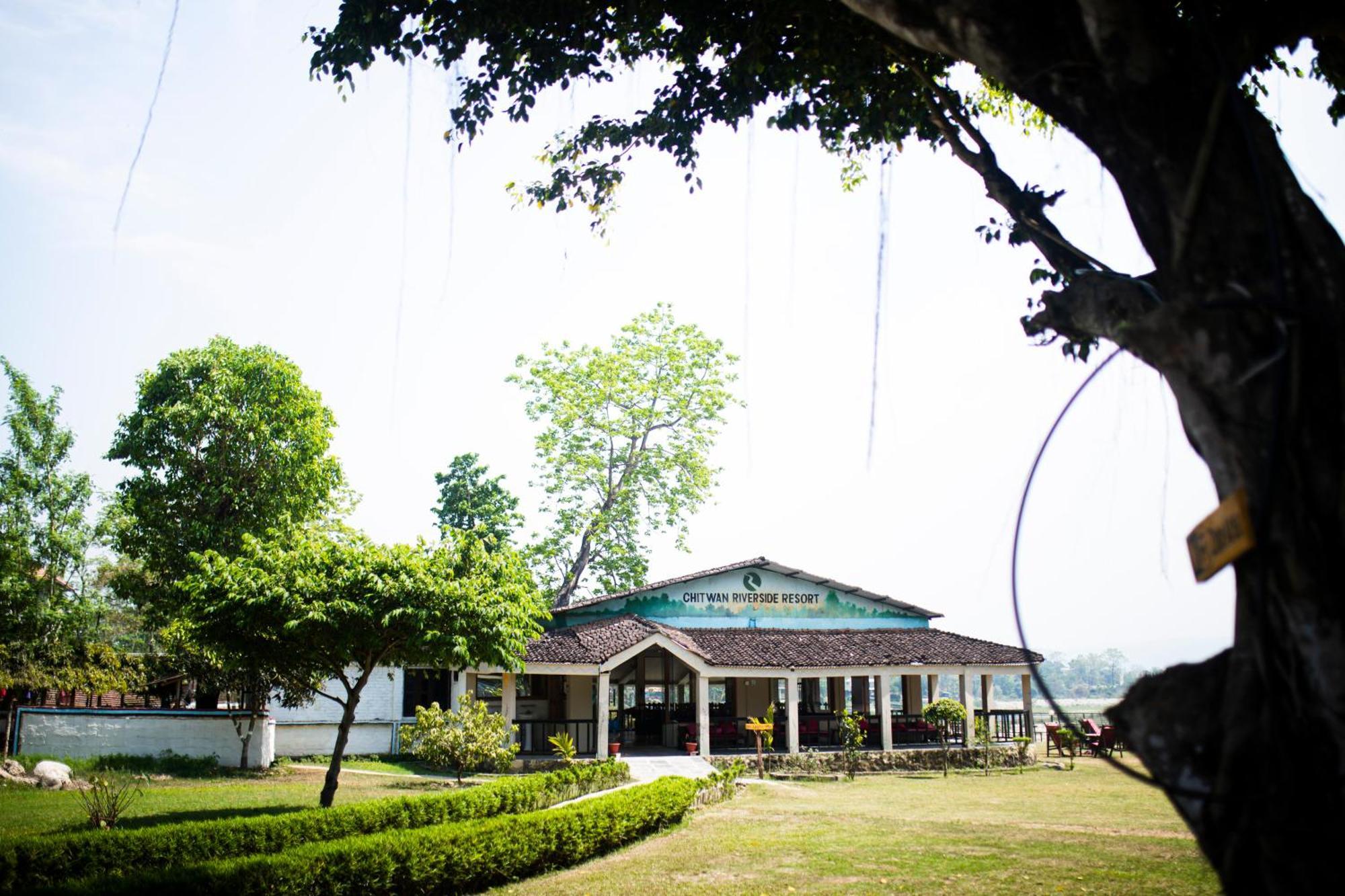 Chitwan Riverside Resort โซราฮา ภายนอก รูปภาพ