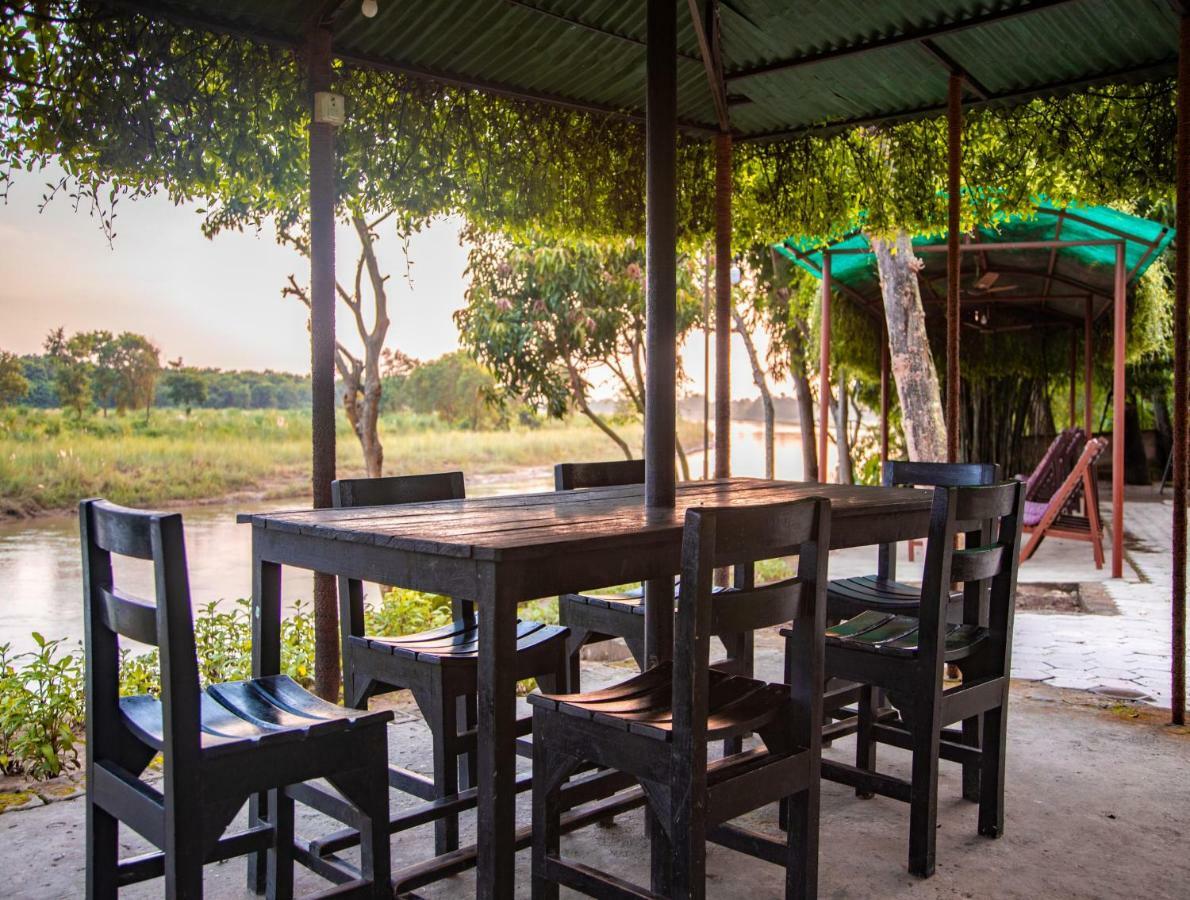 Chitwan Riverside Resort โซราฮา ภายนอก รูปภาพ