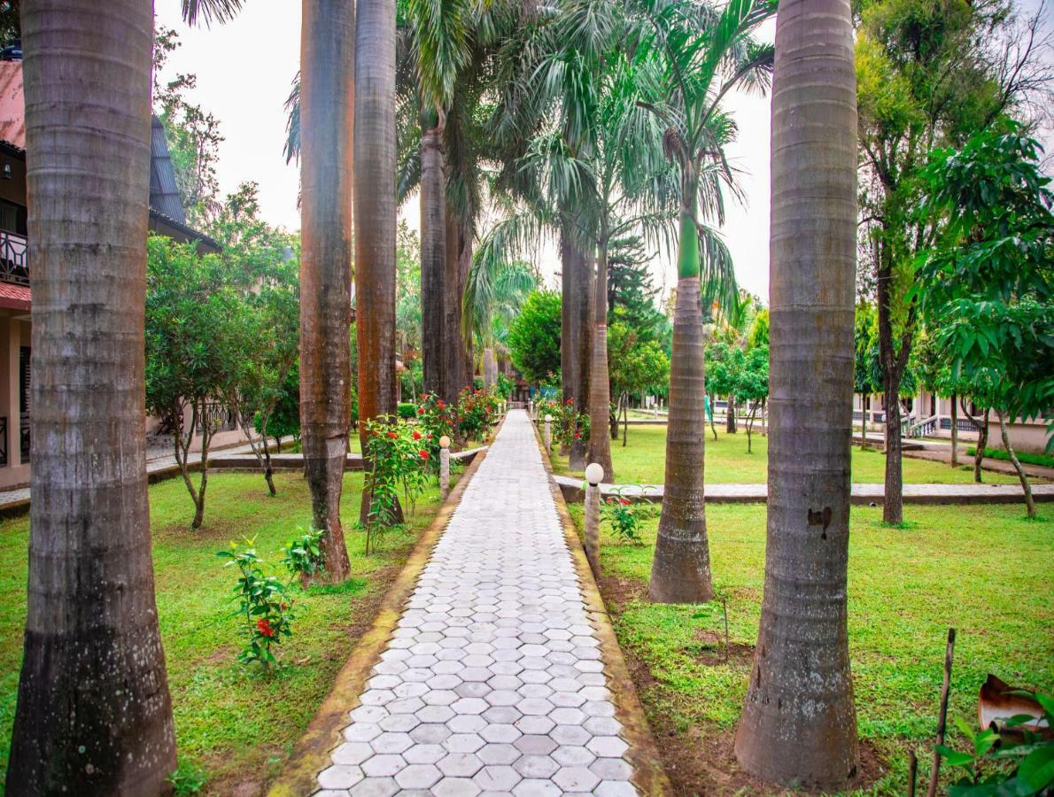 Chitwan Riverside Resort โซราฮา ภายนอก รูปภาพ