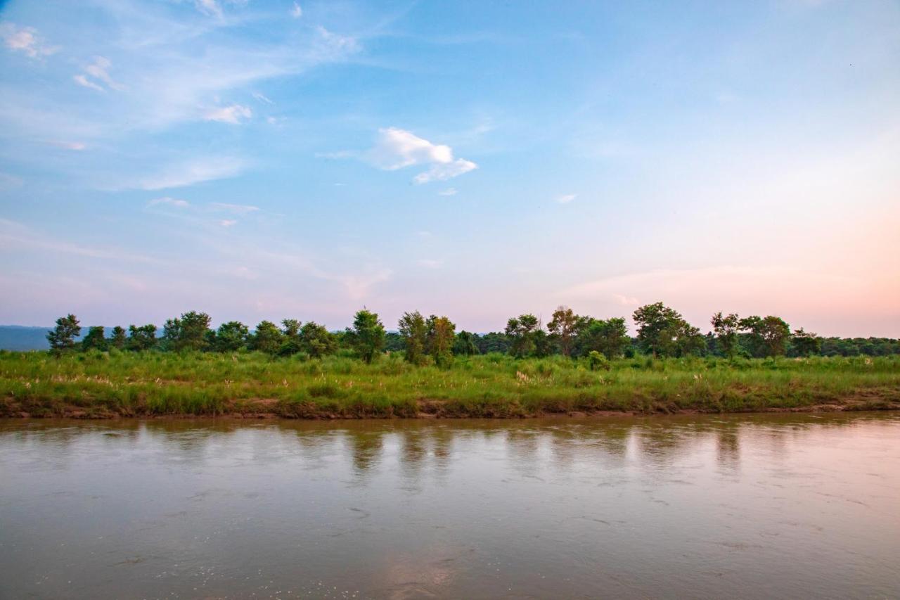 Chitwan Riverside Resort โซราฮา ภายนอก รูปภาพ