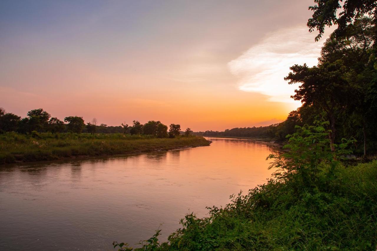 Chitwan Riverside Resort โซราฮา ภายนอก รูปภาพ